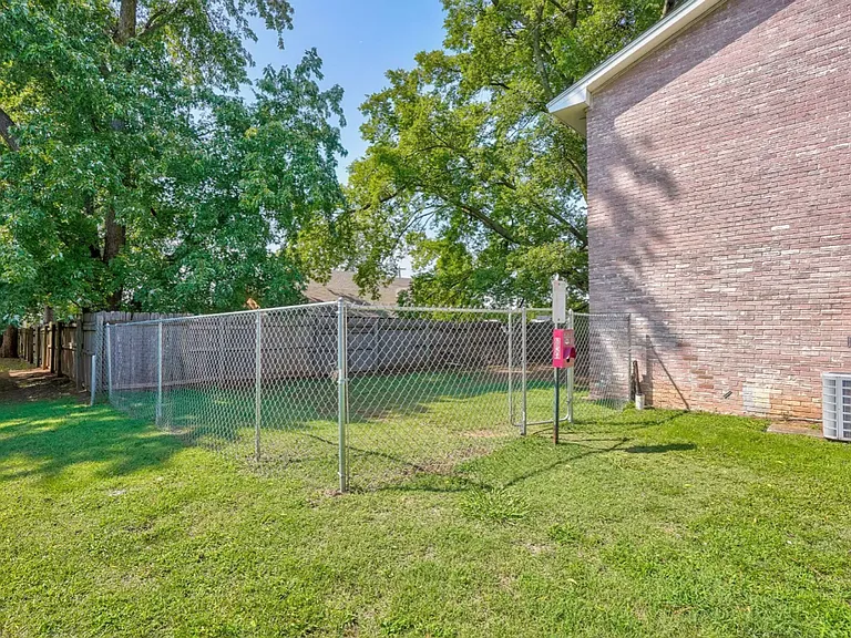 Sterling Park Apartments — Photo 36