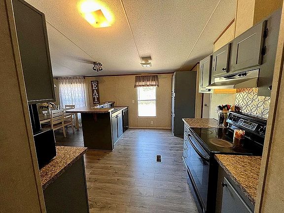 4th image of 15 Sandy Cir