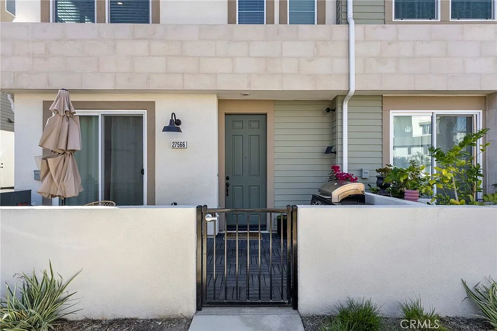 4 bed, 2056 sqft, $4,800 — Photo 2