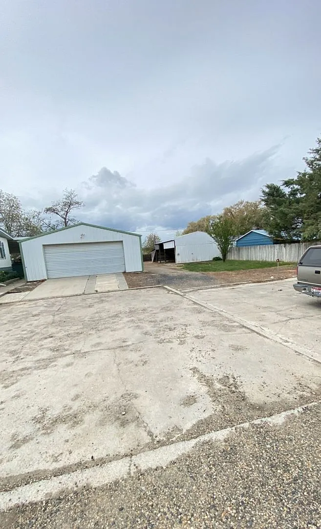Great Little Home Out Of Town With Lots To Offer! — Photo 2