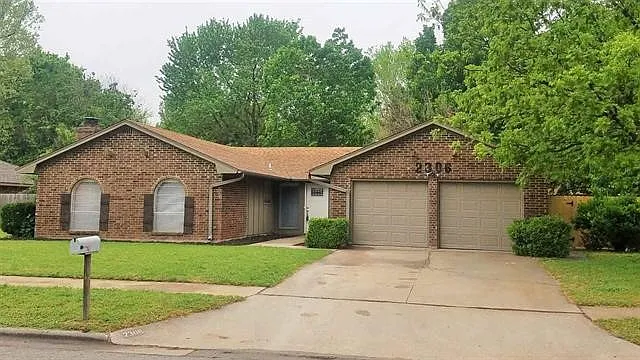 2306 NE Village Dr — Photo 1