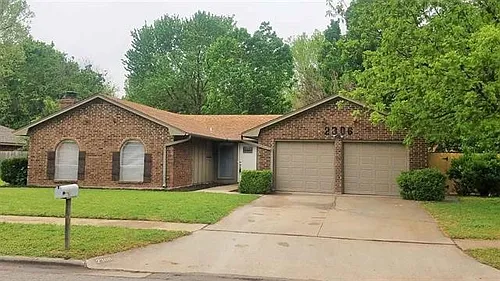 2306 NE Village Dr Photo 1