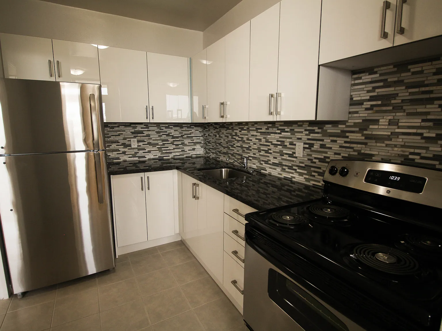 Imperial Towers - 90 Tyndall — Photo 3