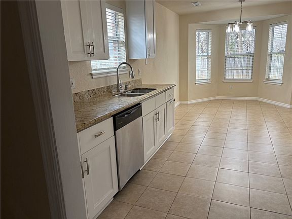 5th image of 829 S Liberty Dr