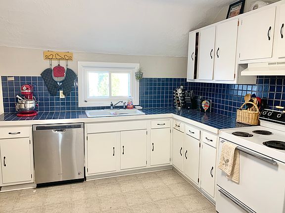 3rd image of 421 N Dewey St #2