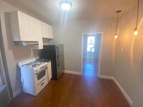 2nd image of 324 E 109th St APT 11