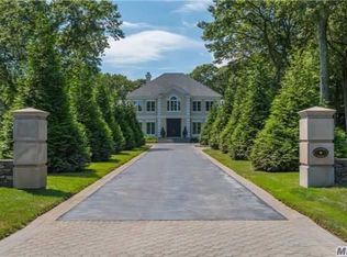 8 Fairway Ct, Oyster Bay, NY 11771