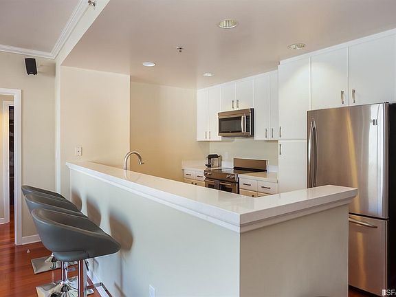 5th image of 250 King St Unit 758