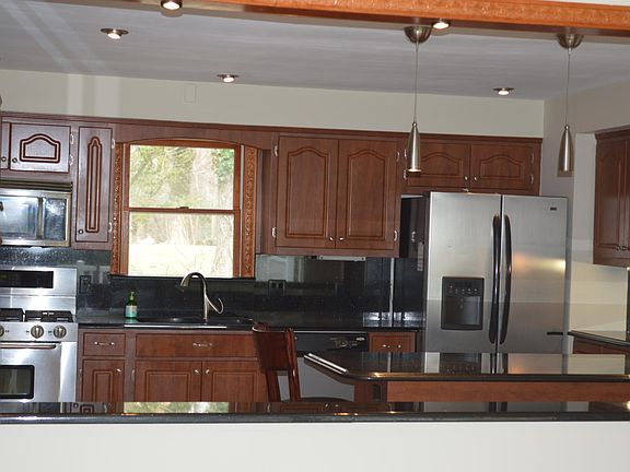 5th image of 87 Christian Ave #1