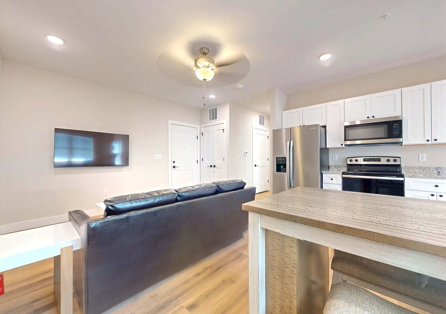 305 W Washington — Photo 4