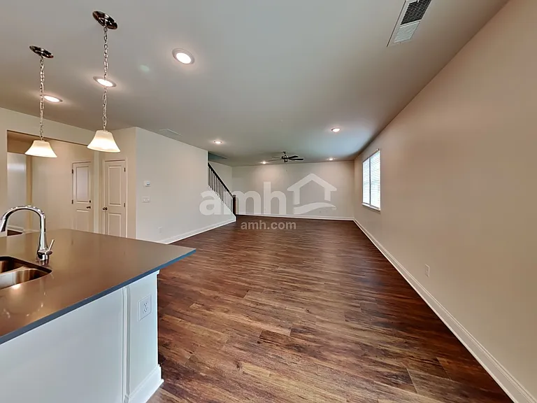 216 Willow Ln — Photo 4