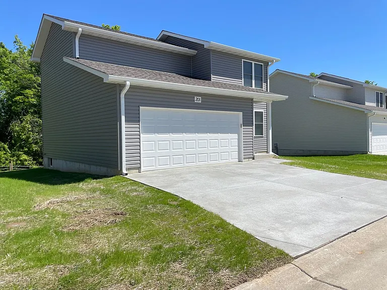 201 Equestrian Dr — Photo 2