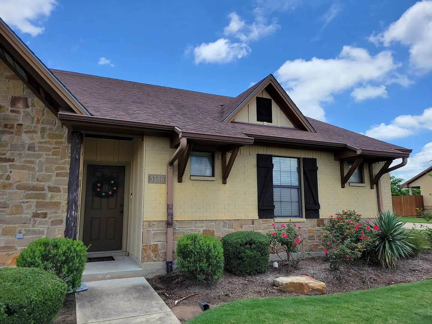 College Station - 3 bedrooms / 3 Baths Townhome in the Barracks! — Photo 2