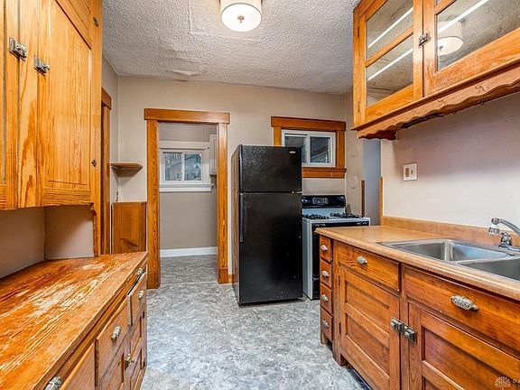3rd image of 228 Rockwood Ave