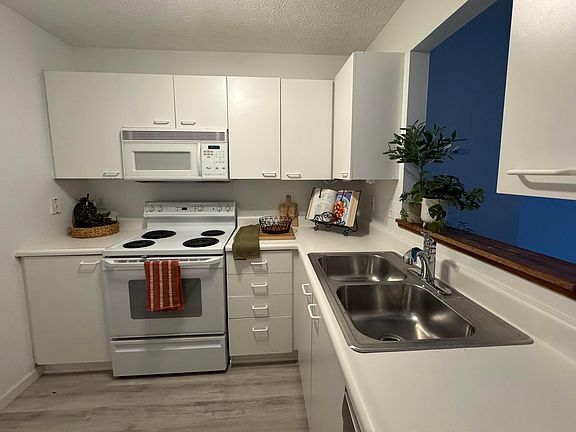 4th image of 184 Macandrews Way #44E