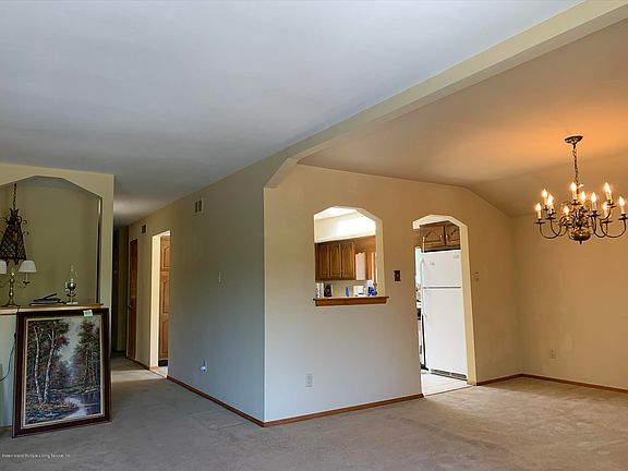 5th image of 634 Armstrong Ave