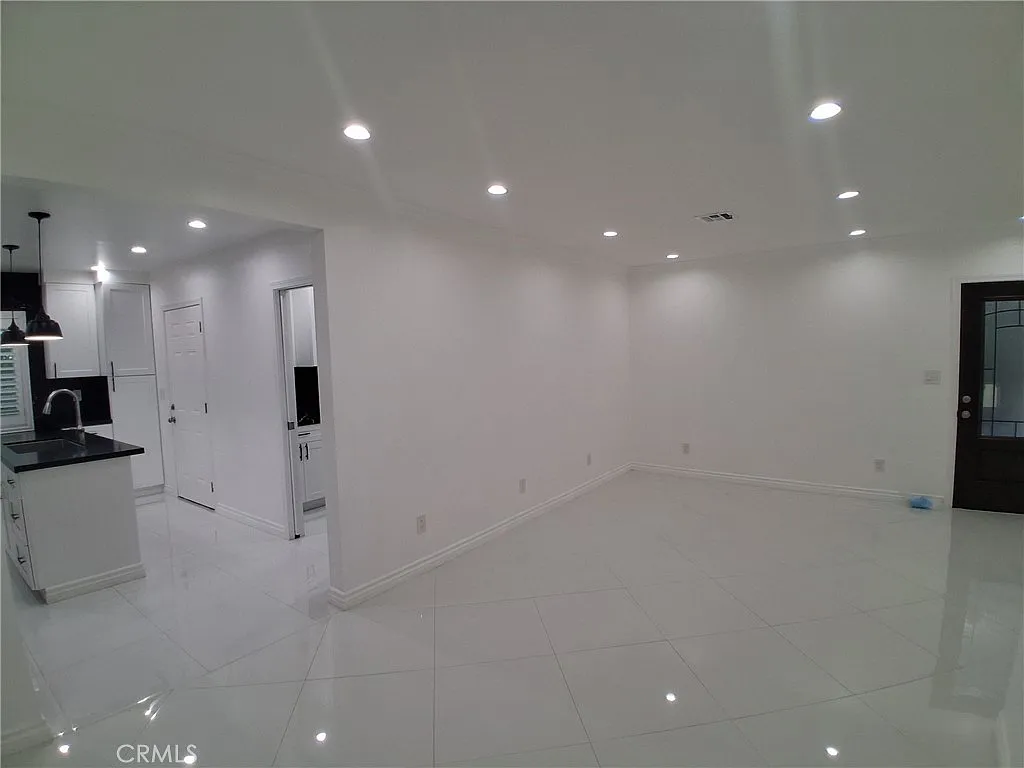 2 bed, 1300 sqft, $2,949 — Photo 3