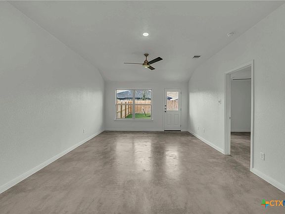 4th image of 914 Cherry Laurel Ln