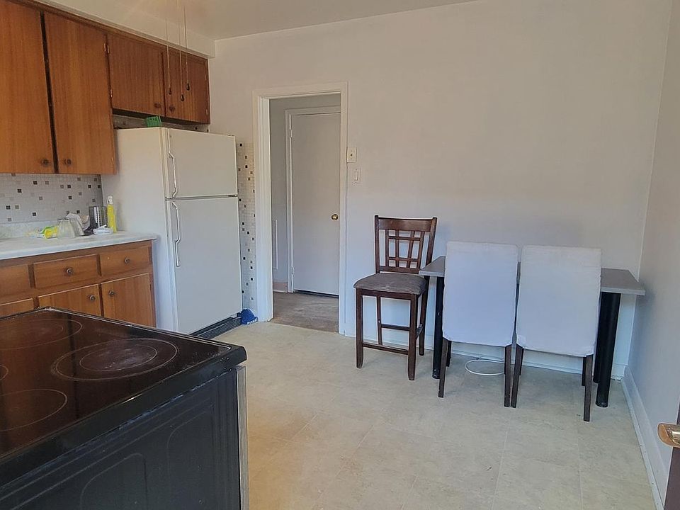 kitchen eating area