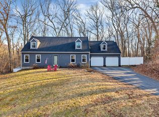 36 Robinhood Dr, Gales Ferry, CT 06335