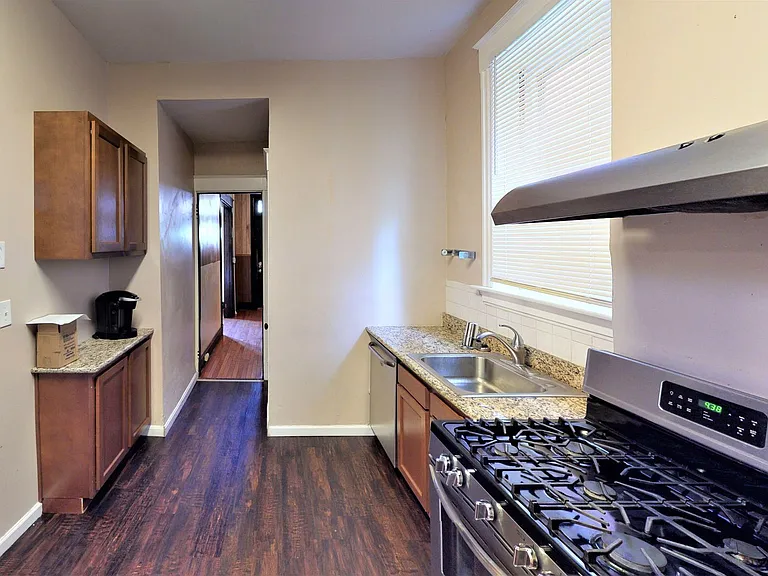 2358 Stratford Ave — Photo 4
