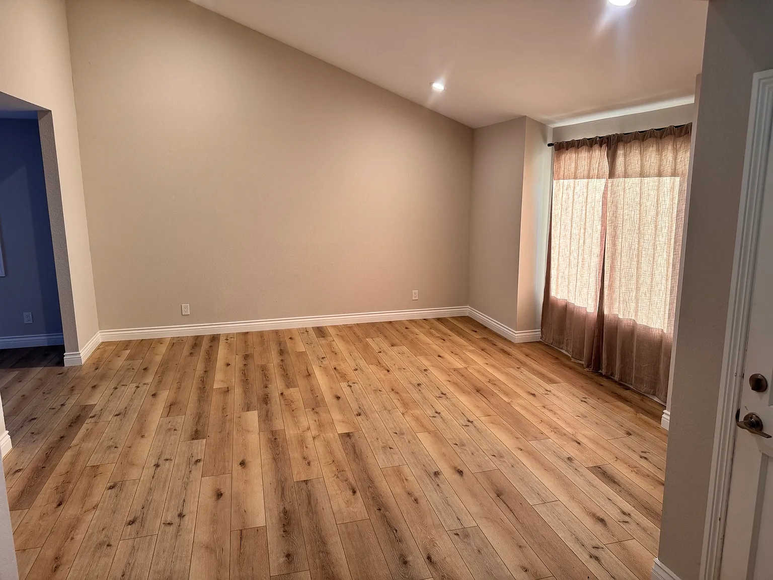 3 bed, 2.5 bath, 1600 sqft, $3,900 — Photo 2