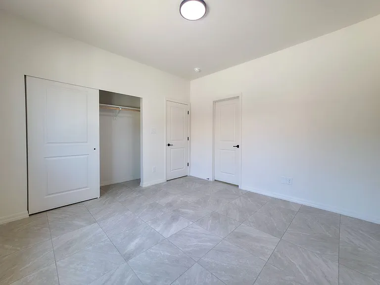 347 E George St — Photo 23