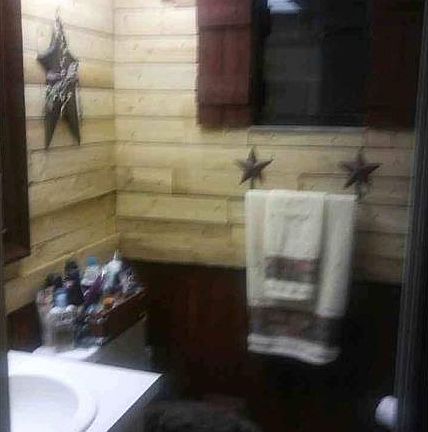 3rd image of 560 N Woodlake Ave
