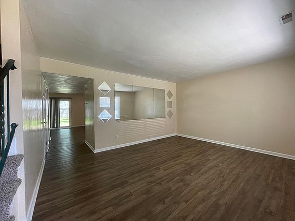 3rd image of 5640 Caxton Ct
