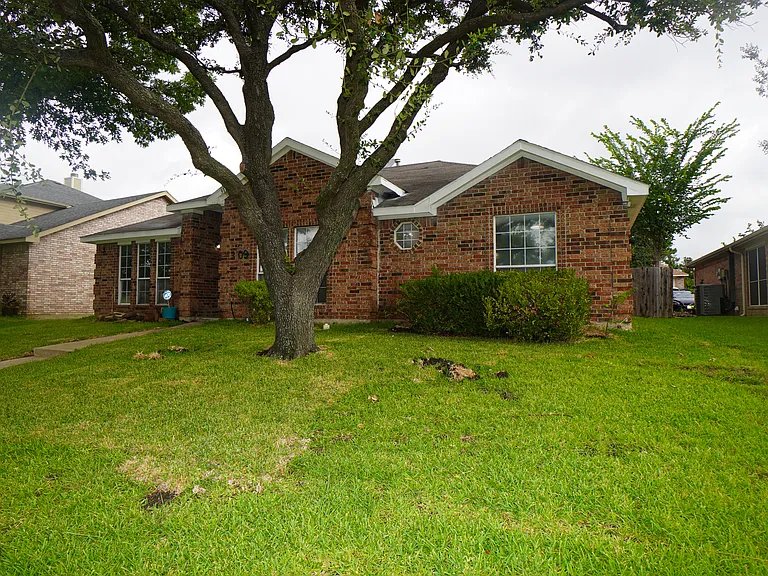 3109 Scott Dr — Photo 2