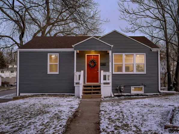 3223 N 56th St, Omaha, NE 68104