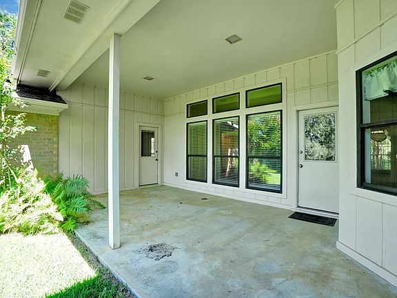 5th image of 102 Woodgate Dr