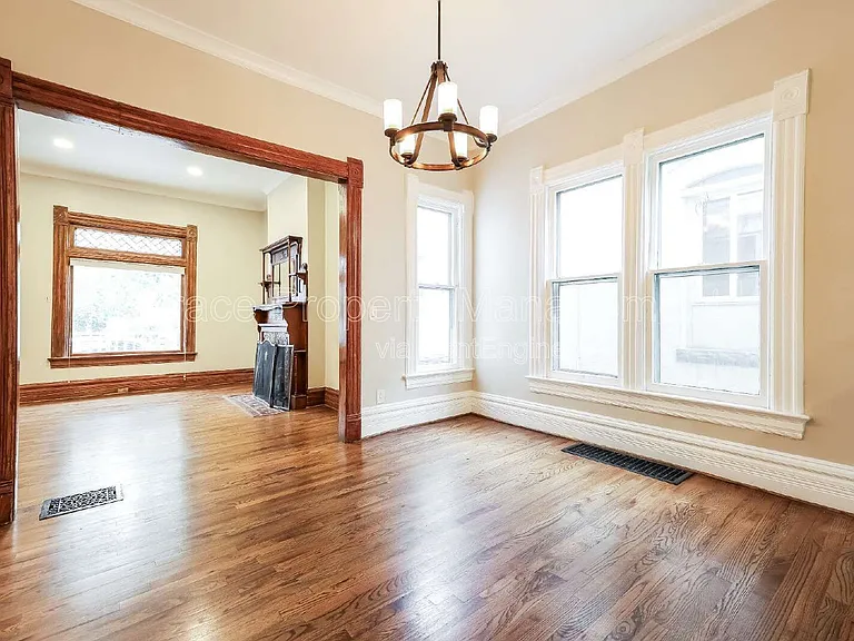212 W Irvington Pl — Photo 5