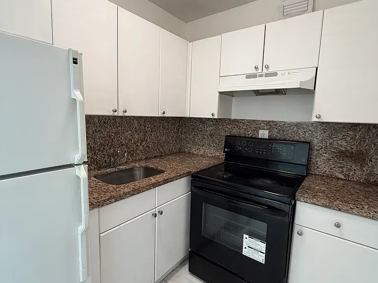1860 SW 22nd St #8 — Photo 8