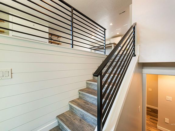 3rd image of 2204 Cari Cir