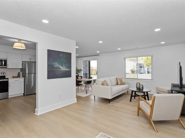 4865 Woodland Ave Unit 1, West Des Moines, IA 50266