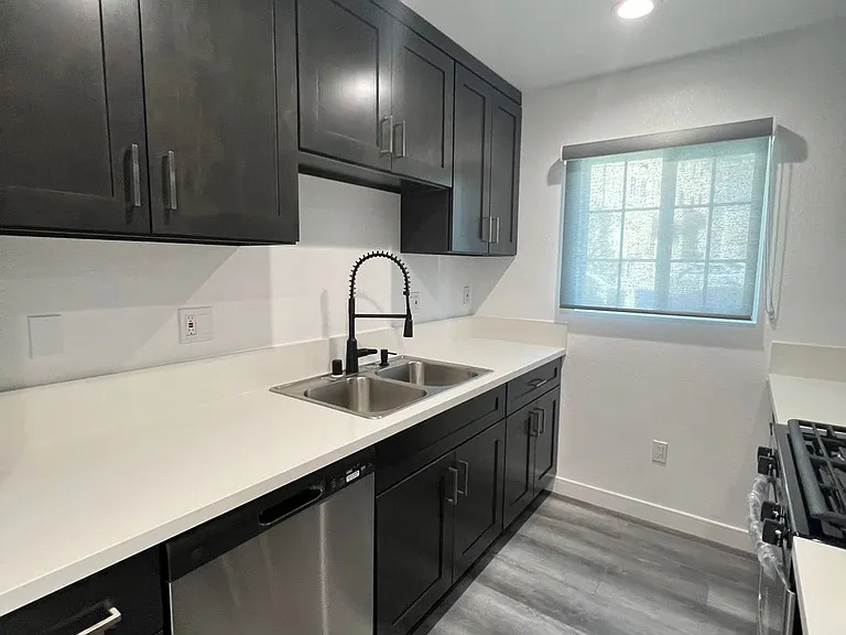 900 W College St — Photo 23