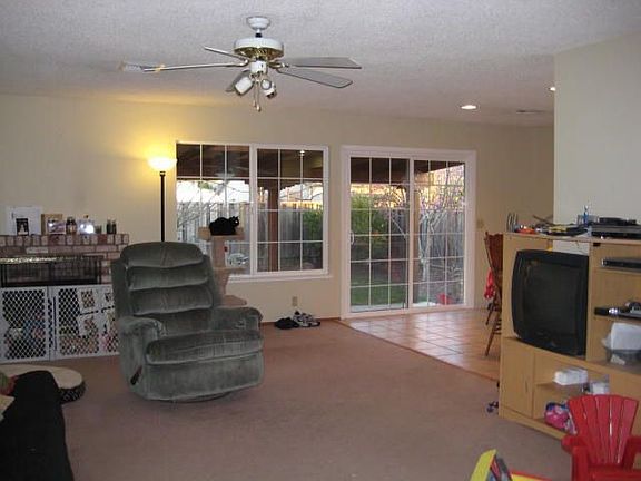 COMFORTABLE LIVING WITH FIREPLACE