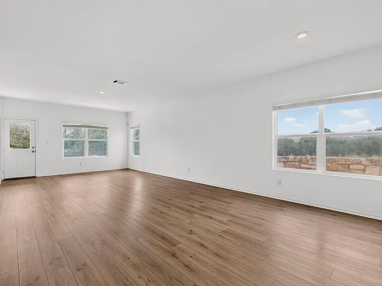 941 Legends Ln — Photo 4