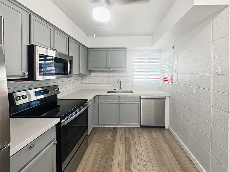 1911 E Amelia Ave #7 — Photo 27