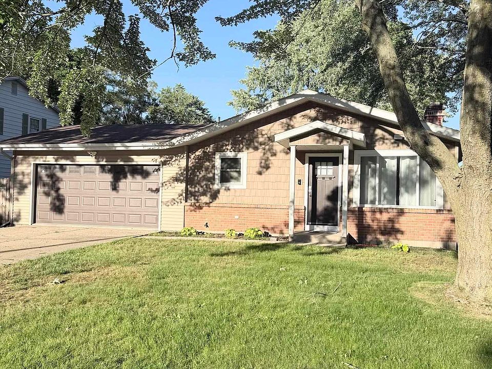 1st image of 302 W Grand Ave