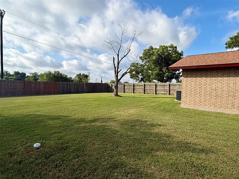 16219 Greenwood Dr #B — Photo 2