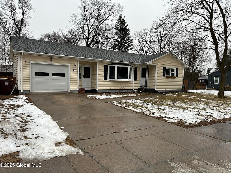 3rd image of 42-44 E East LaBarge Street