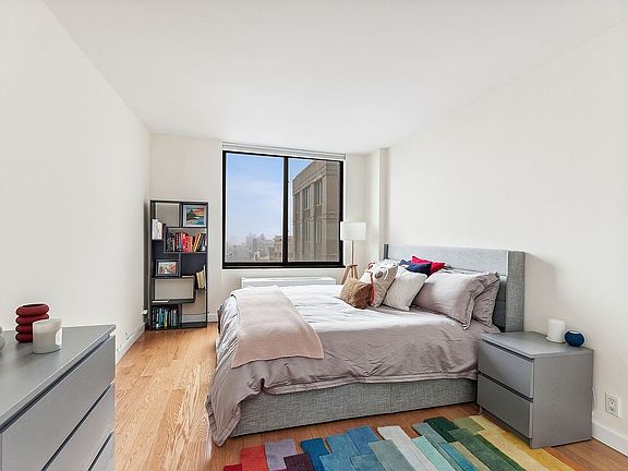 4th image of 5 E 22nd St APT 30S