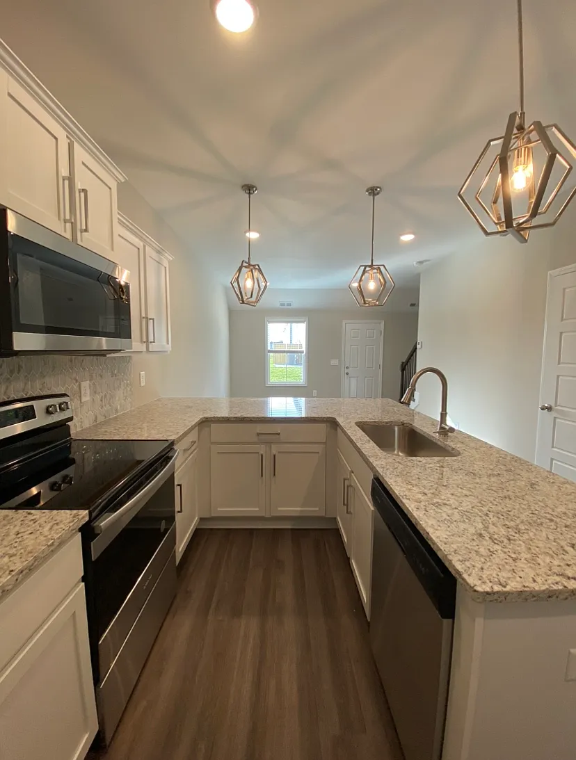 1040 Glenkirk Dr — Photo 3