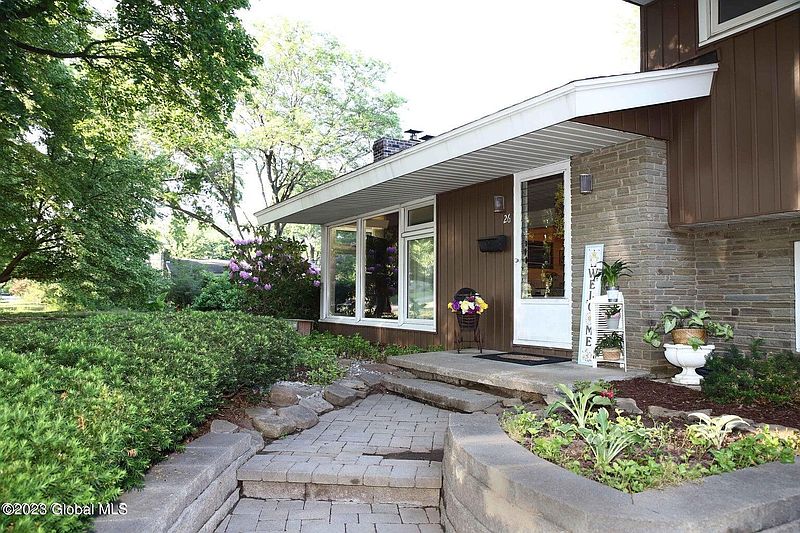 3rd image of 26 E St. Stephens Lane