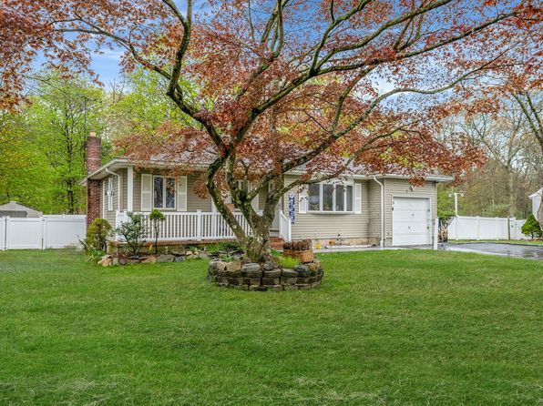 8 Landsberger Street, Yaphank, NY 11980