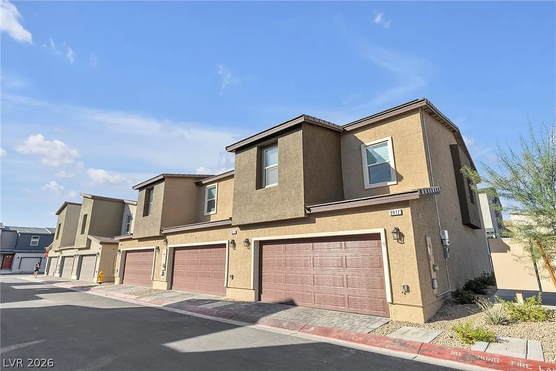 3 bed, 2.5 bath, 1295 sqft, $1,994 — Photo 1