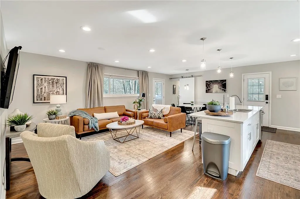 3 bed, 1.5 bath, $5,250 — Photo 2