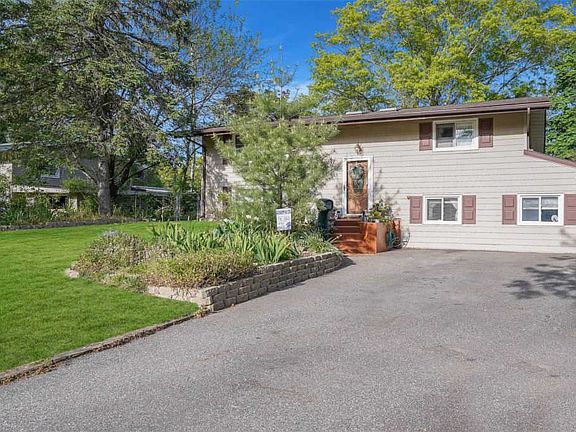 3rd image of 71 Scotchpine Dr